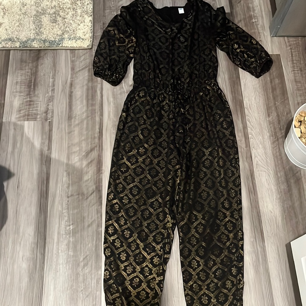 Cute black gold jumpsuit